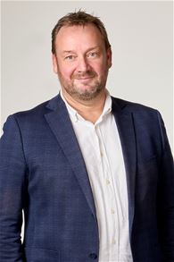 Portræt af Tom Holst